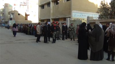 إقبال نسائى مرتفع فى الاستفتاء بالسويس