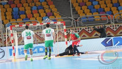 إصابة حارس منتخب الجزائر لليد في مباراة المغرب