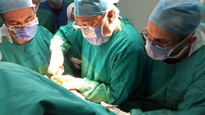 وزير الصحة يجري جراحة ناجحة لسيدة من ضحايا الكنيسة (فيديو وصور)