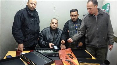بالصور.. إحباط محاولة تهريب لوحتي اتصالات بمطار القاهرة