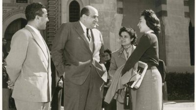 مصطفى أمين يحاور طالبة الطب على سلم الجامعة