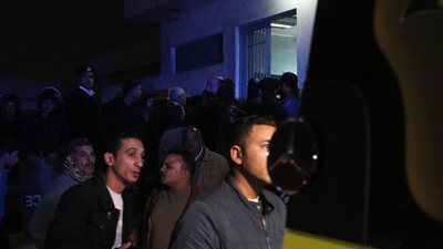 وصول توابيت لنقل شهداء كنيسة مارمينا من مستشفى النصر (فيديو)