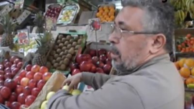 بالفيديو.. بائعو الفاكهة 