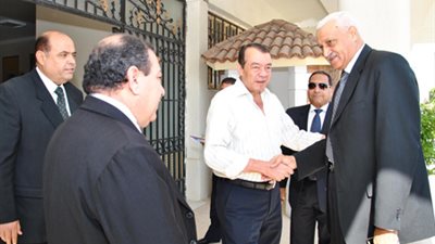 محافظ مطروح يتفقد غرفة العمليات الرئيسية لمتابعة الاستفتاء