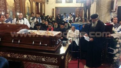 بالصور.. أقباط «ماريوحنا» بالزيتون يودِّعون كاهن الكنيسة