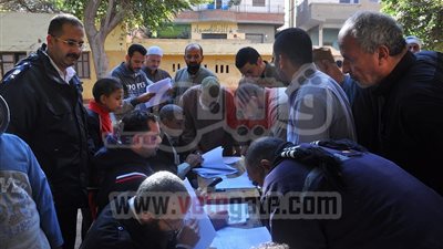 تزايد إقبال الناخبين على لجان الاستفتاء بقنا