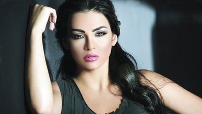 قمر اللبنانية ترقص على أنغام «خليك فاكرني» (فيديو)