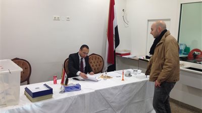 تصويت المصريين بالخارج في عيون المثقفين.. سعيد: مؤشر إيجابي.. زين العابدين: أكبر رد على أكاذيب الإخوان.. السباعي: احتكام لصوت العقل.. سراج: المصريون يضربون أروع أمثلة الديمقراطية