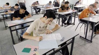 طلاب الشهادة الإعدادية يؤدون امتحانات العلوم والتربية الدينية