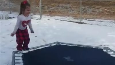 لحظة تحطم ترامبولين أسفل طفلة (فيديو)