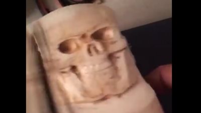 شاب يظهر موهبته في النحت على كتاب (فيديو)