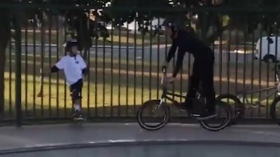 حظ غير متوقع لشاب سقط على سياج حديدي مدبب (فيديو)