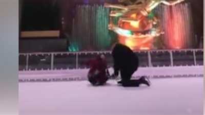 عرض زواج أثناء التزلج على الجليد ينتهي بكارثة (فيديو)