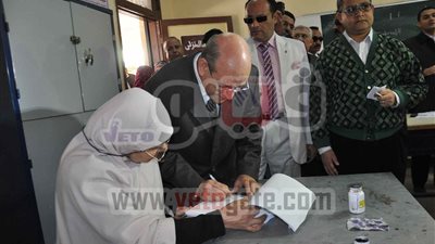 محافظ الجيزة يتابع إجراءات الاستفتاء داخل غرفة عمليات الديوان العام