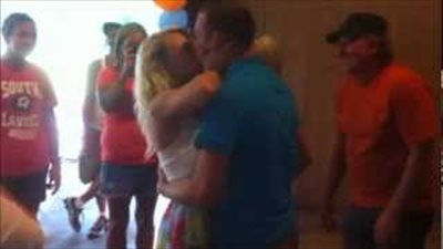 بالفيديو.. لحظة إغماء فتاة بعد طلب حبيبها الزواج منها