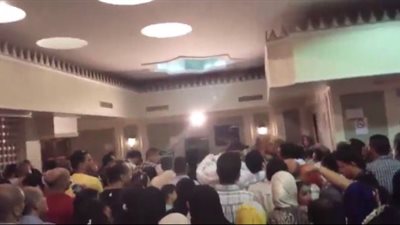 بالفيديو.. الناخبون ينتقدون السفير المصري بالكويت بسبب تعطل التصويت