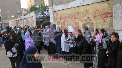 طفل يختم أوراق الاستفتاء قبل منحها للمواطنين بالبحيرة
