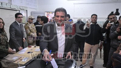 بالصور.. خالد يوسف يدلى بصوته فى الاستفتاء على الدستور