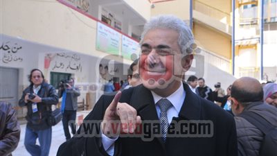 بالصور.. حمدين صباحى فى أثناء الإدلاء بصوته فى الاستفتاء على الدستور