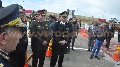 بالصور.. قيادات الإسكندرية يضعون أكاليل الزهور على النصب التذكاري