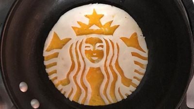 فنان يستخدم البيض في رسم لوحات مميزة (صور)