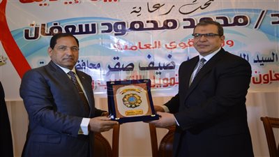 وزير القوى العاملة ومحافظ الغربية يتبادلان الدروع في ندوة «مصر أمانة»