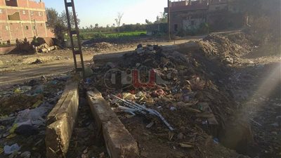 الأهالي يتحفظون على كراكة لكسرها «كوبري» حيويا في القليوبية (صور)