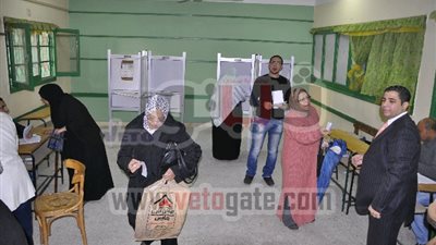 قاضية توجه الناخبين للتصويت بـ ( لا ) فى لجنة بالأقصر