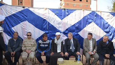 محافظ الإسماعيلية يؤدي واجب العزاء في شهيد بئر العبد بمسقط رأسه (صور)