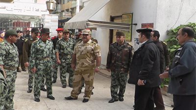 قائد الجيش الثانى الميدانى يتفقّد لجان الاستفتاء على الدستور بدمياط