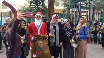 بابا نويل يحتفل بالكريسماس بـ«فنون تطبيقية حلوان» (صور)