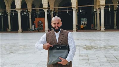 بعد الحرم المكي.. صهيوني يلتقط صورة في مسجد عمرو بن العاص