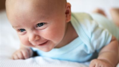 انتبهى.. قد تكونين سببا فى ضعف شخصية طفلك