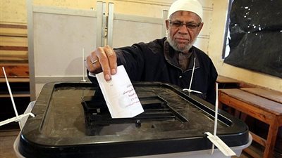 ضبط أمين حزب المصريين الأحرار بالخارجة وهو يصور بطاقة التصويت