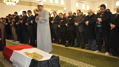 وزير الداخلية يتقدم جنازة شهيد حادث الهرم الإرهابي