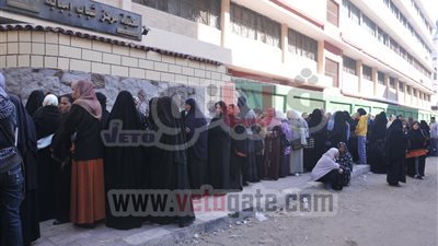 مجموعة من الفتيات يوجهن الناخبين للتصويت بـ