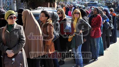 بالصور.. تزايد أعداد الناخبات بدوائر الجيزة.. وتقرير: مخالفات عدة