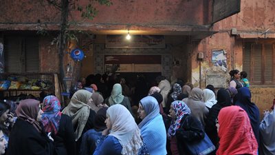 بالصور.. الناخبات يصطففن أمام لجان إمبابة طوال عشر ساعات