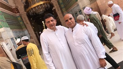 مصطفى عبده والعتال يؤديان مناسك العمرة (صور)