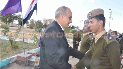 بالصور.. محافظ الوادي الجديد يضع إكليل الزهور على النصب التذكاري