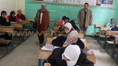 بالصور.. وكيل «تعليم القليوبية» تتفقد امتحانات الإعدادية