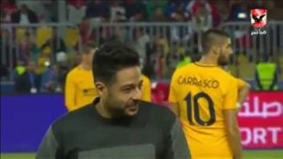 «حماقي» يشارك في ركلة بداية مباراة الأهلي وأتلتيكو مدريد (فيديو)