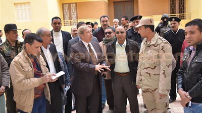 بالصور.. محافظ الإسماعيلية يتفقد الإسكان الاجتماعى بأبوعطوة