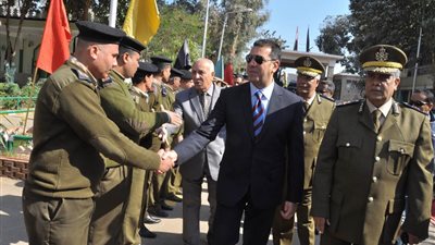 بالفيديو والصور.. محافظ أسيوط يضع إكليل زهور على النصب التذكاري