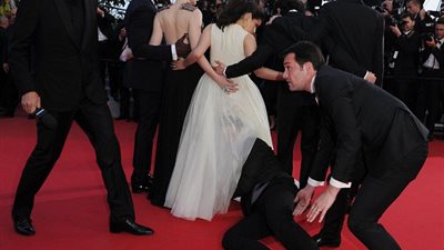 بالصور.. صحفي يتسلل تحت فستان ممثلة أمريكية ويثير رعبها