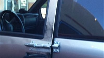 أطرف طرق أصحاب السيارات لحمايتها من السرقة (صور)