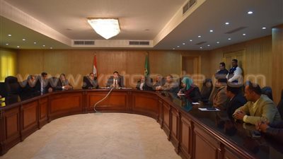 بالفيديو.. محمد نبيه يتعهد بحل أزمة عمال مصنع الفيوم للسكر