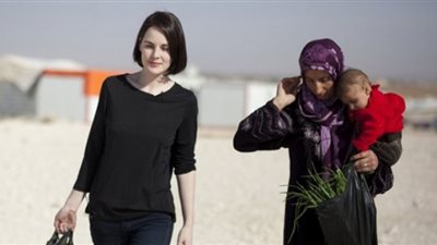 ممثلة بريطانية تبيع فستانها وتتبرع بثمنه للاجئين السوريين