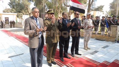 محافظ سوهاج ومدير الأمن يضعان إكليل زهور على قبر الجندي المجهول