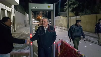 محافظ المنيا يتفقد عددا من الكنائس لمتابعة إجراءات التأمين